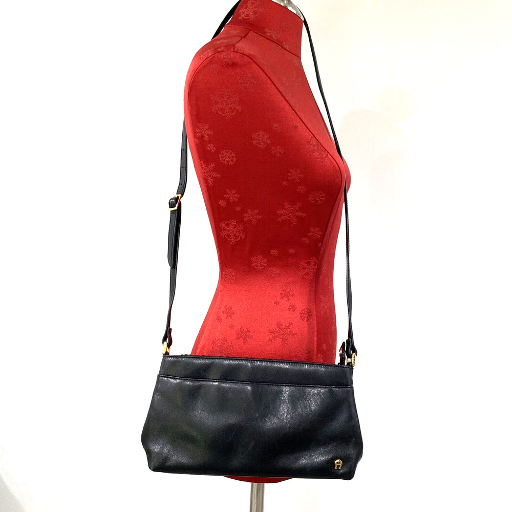 Vintage Etienne Aigner black leather crossbody shoulder bag purse career classic